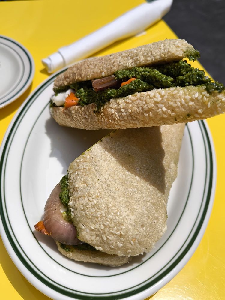 Lutra Cafe & Bakery Logo