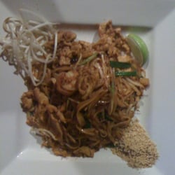 Rainbow Asian Cuisine - House special Pad Thai