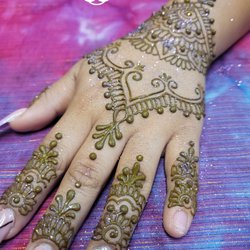Stunning henna arch with fabulous line work. This is a Bronze henna design.