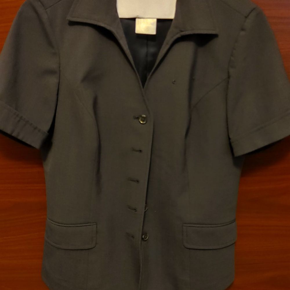 Women's short sleeve button up top Women's short sleeve button up top