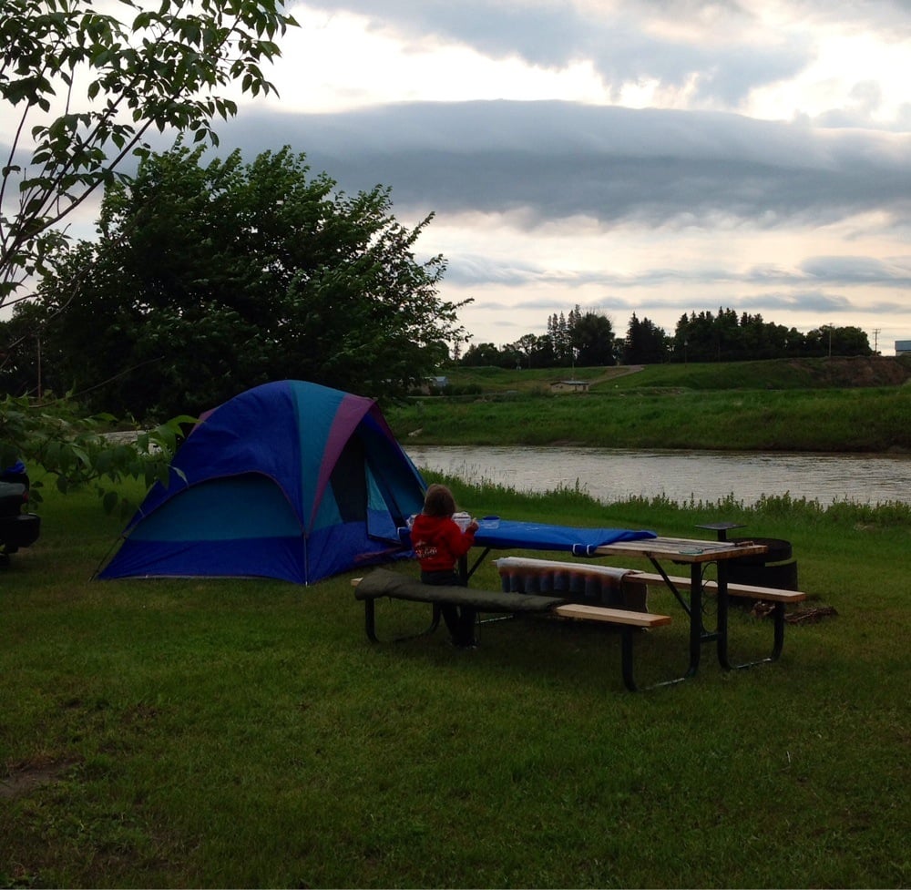 UNDER 8 FLAGS CAMPGROUND Updated August 2024 Milk River, Alberta