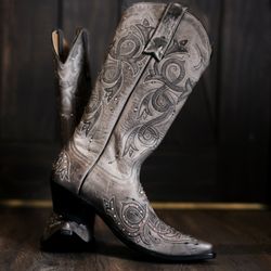 Dottie's Boutique - My wife is now the proud owner of THESE!  :-)