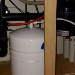 Under the sink reverse osmosis system by Aquasana. Takes out chlorine, fluoride and all other cancer causing contaminates