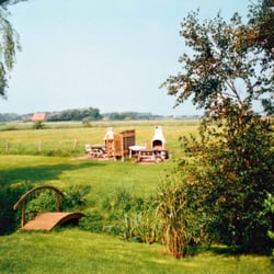 Haubarg & Alte Remise - Grillwiese im Sommer