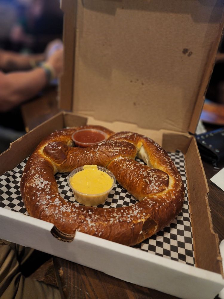 LEFTY’S TAVERN & GRILL Updated October 2024 199 Photos & 243