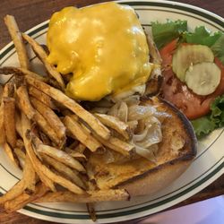 Sportsman's Grille - Cheeseburger & Fries