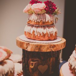 Sonrisa Blooms - Diane created the flower arrangements for 5 cakes on site!