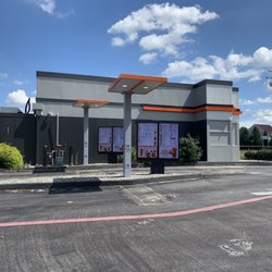 Dunkin' - Dual drive-thru lanes
