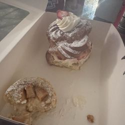 Strawberry Zeppola. Da leccarsi i baffi!