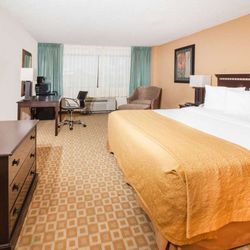 Days Inn by Wyndham Sherman - Guest room