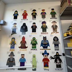 eBricks Outlet - Fun wall display