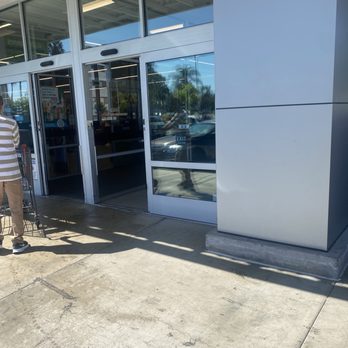 ALDI - The front door of Aldi - Grocery Near Me - Long Beach, California ALDI - The front door of Aldi - Grocery Near Me - Long Beach, California