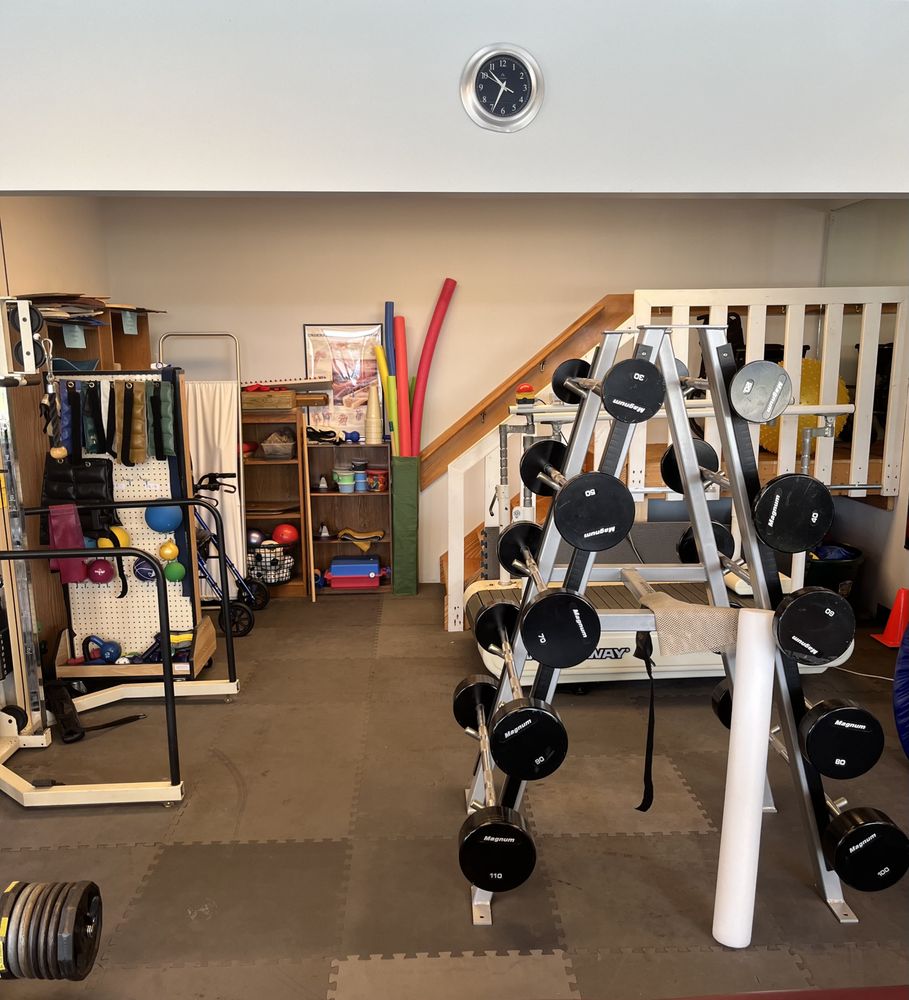 Hammer Rehab & Fitness Logo