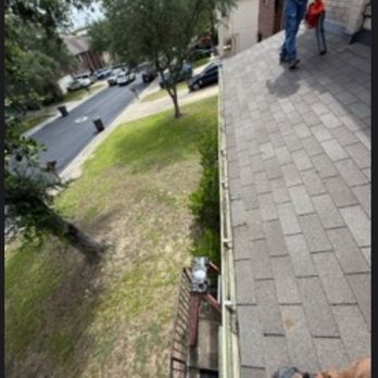 Gutter Tex - Cleaning front yard gutter - Gutter Services Near Me - Cibolo, Texas