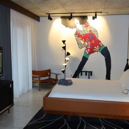 We stayed in an Innovator Suite King room, an expansive 525 - 575 sq. ft urban loft space. We stayed in an Innovator Suite King room, an expansive 525 - 575 sq. ft urban loft space.