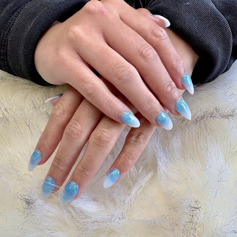 Ombré dip set w/ almond tips Ombré dip set w/ almond tips