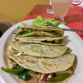 Checo's - Huitlacoche vegetarian tacos and a super delicious (and strong) margarita. - Tacos Near Me - Hidalgo, NLE Checo's - Huitlacoche vegetarian tacos and a super delicious (and strong) margarita. - Tacos Near Me - Hidalgo, NLE