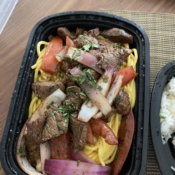 Avenida Peru - Lomo saltado con tallarines ala huancaina. Beef stir fry with noodles in a creamy huancaina sauce (imagine an Alfredo sauce with a twist). - Peruvian Near Me - Chicago, Illinois