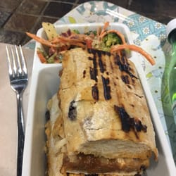 Patisserie-Traiteur La Mangue Verte - Lamb meat ciabatta and fresh salad.crunchy but delish
