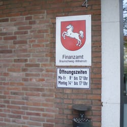 Finanzamt Braunschweig-Wilhelmstr. - Amtliches Schild mit Öffnungszeiten