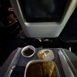 Delta Air Lines - Braised beef, mashed potatoes and string beans, with tiramisu cake