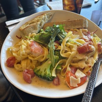 Linda Bean's Maine Kitchen - Pesto pasta and lobster - Seafood Near Me - Freeport, Maine Linda Bean's Maine Kitchen - Pesto pasta and lobster - Seafood Near Me - Freeport, Maine