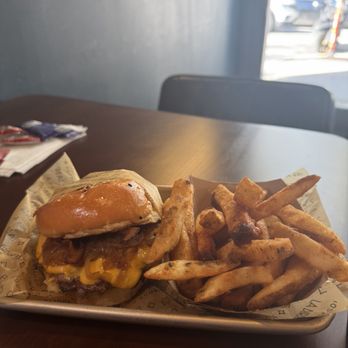 La Birra Bar - Wynwood - Single Premium Burger - Burgers Near Me - Miami, Florida