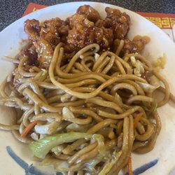 Hoang Chinese Restaurant - General chicken with chicken chow mien lunch special