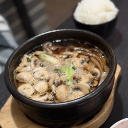 Bulgogi Beef & mushroom stew "Dukbaegi bulgogi" (불고기버섯찌개)