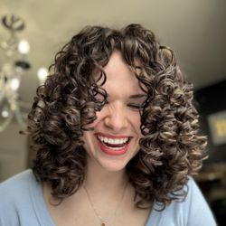 Diva's Retreat Hair Salon - Custom Curly Cut  
TheDivasRetreat.com