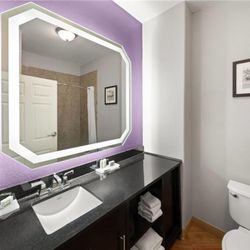 La Quinta by Wyndham Brownwood - Guest room bath