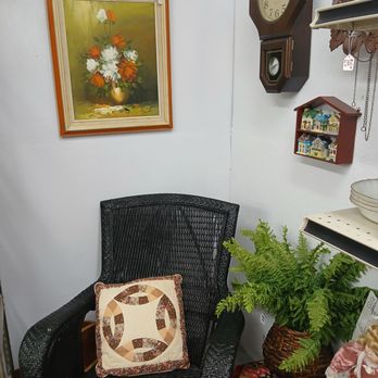 Rachel's Thrift - Vintage setting - Thrift Stores Near Me - Plant City, Florida Rachel's Thrift - Vintage setting - Thrift Stores Near Me - Plant City, Florida