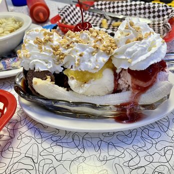 Mel's Diner - a banana split with whipped cream and toppings - Diners Near Me - Pigeon Forge, Tennessee Mel's Diner - a banana split with whipped cream and toppings - Diners Near Me - Pigeon Forge, Tennessee