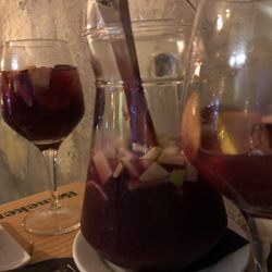 Norai - Una de las dos ricas jarras de sangría que mi esposa y yo pedimos