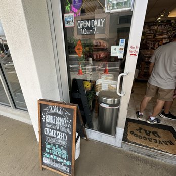 Lin's Hawaiian Snacks - Storefront  - as of 9.27.24 - Bubble Tea Near Me - Honolulu, Hawaii