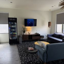 Monterey Motel - Lounge area to do your laundry or cook on stove top or use microwave awesome addition for road trippers!
