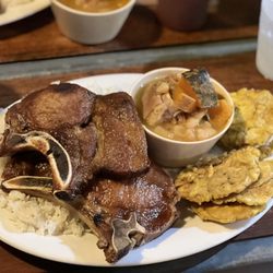 Rest. El Guayabo - Chuletas Fritas con arroz blanco, tostones, y patitas
