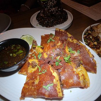 Earls Kitchen + Bar - Birria tacos - Cocktail Bars Near Me - Honolulu, Hawaii Earls Kitchen + Bar - Birria tacos - Cocktail Bars Near Me - Honolulu, Hawaii