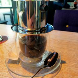 L'Quan - Café nong, am Tisch gebrühter Kaffee mit süßer Kondensmilch