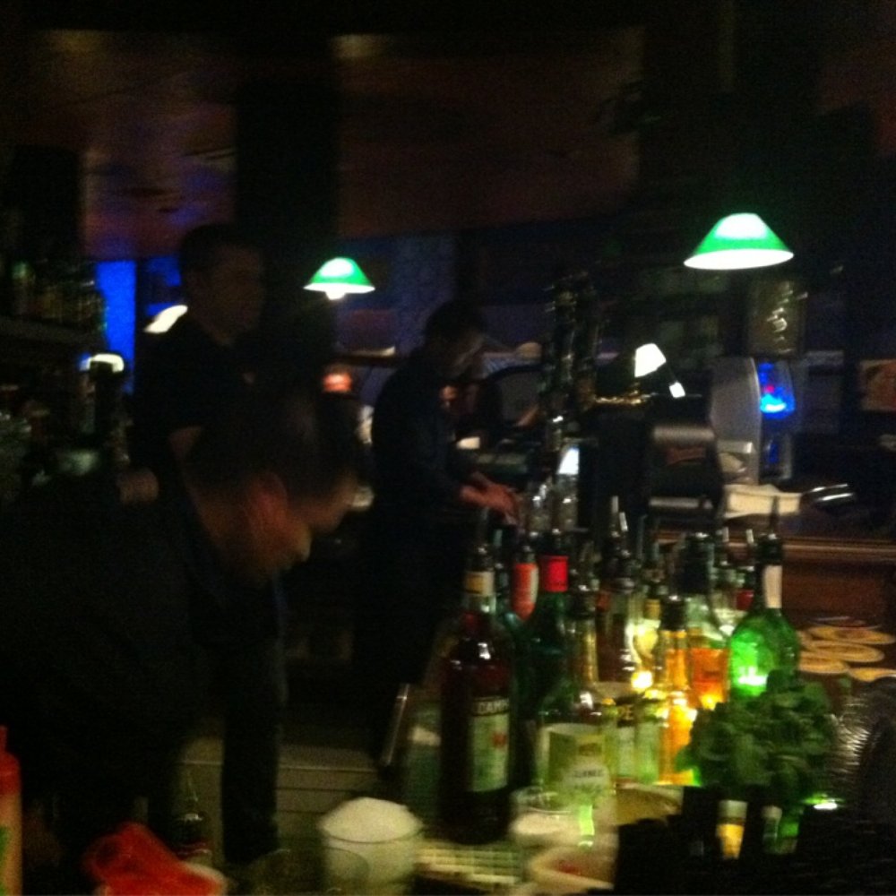 Banshee - The bar again and the English speaking bar tender - Pubs Near Me - San Donato Milanese, Michigan