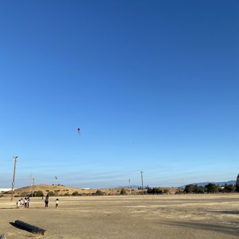 Shoreline Kite Flying Park - Families having a great time at the dirt patch. - Parks Near Me Shoreline Kite Flying Park - Families having a great time at the dirt patch. - Parks Near Me