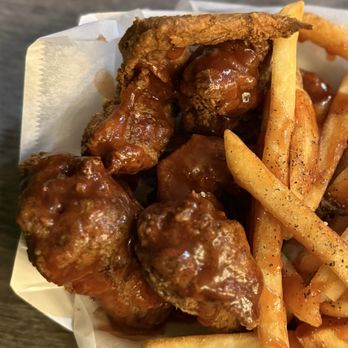 Harolds Chicken & Bar - Overcooked tough dark fried wings, in way too old cooking grease. Fries were good. - Bars Near Me - Los Angeles, California Harolds Chicken & Bar - Overcooked tough dark fried wings, in way too old cooking grease. Fries were good. - Bars Near Me - Los Angeles, California