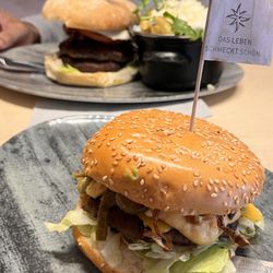 Sissi und Franz - Ferdinand - Sesame brioche bun, homemade burger sauce, lettuce, cheddar cheese, chili cheese sauce, jalapeños, homemade fried onions, chili