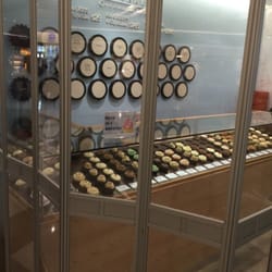 Kisses Cupcakes - 態度懶散及異常冷漠和串嘴-_-#。cup cake的味道很差。cream過甜，十分古怪的糖精味。很假的味道。失望失望。