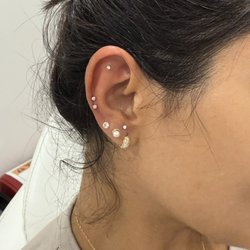 Lenozella - Helix and lobe piercing with gold studs