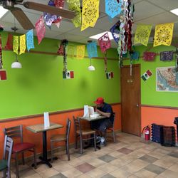 El Tenampa Taqueria - Dining area