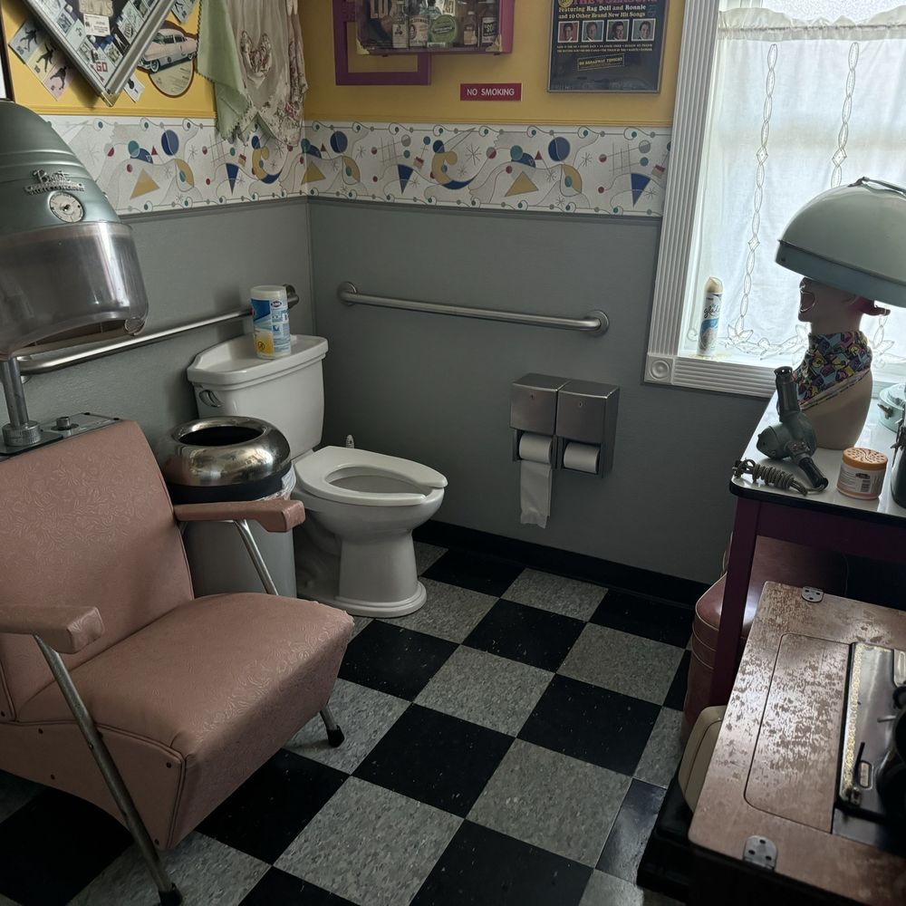Cool Scoops - The ladies room - Ice Cream & Frozen Yogurt Near Me - North Wildwood, New Jersey