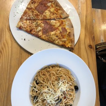 Kiss - Just to show how big was the sliced pizza - Food Stands Near Me - Hamburg, HH