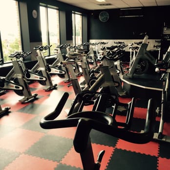 Basic-Fit Mechelen Schalienhoevedreef 24/7 - Compacte spinningzaal. Vooraan zit je op nog geen meter van de instructeur... - Gyms Near Me - Mechelen, VAN