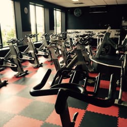 Basic-Fit Mechelen Schalienhoevedreef 24/7 - Compacte spinningzaal. Vooraan zit je op nog geen meter van de instructeur...